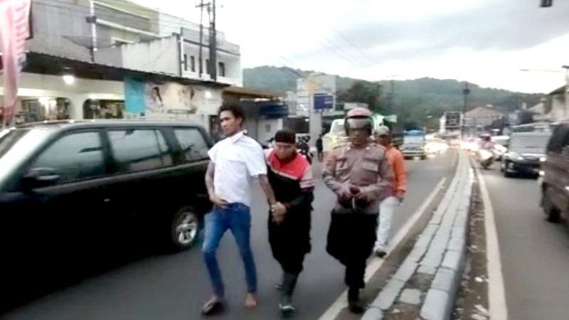 Berani, Pengendara Motor di Garut Mau Tabrak dan Ajak Berkelahi Polisi