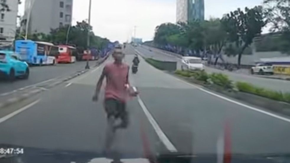 Viral Pria Tabrakkan Diri ke Mobil yang Melintas di Jakpus, Pelaku Ternyata ODGJ