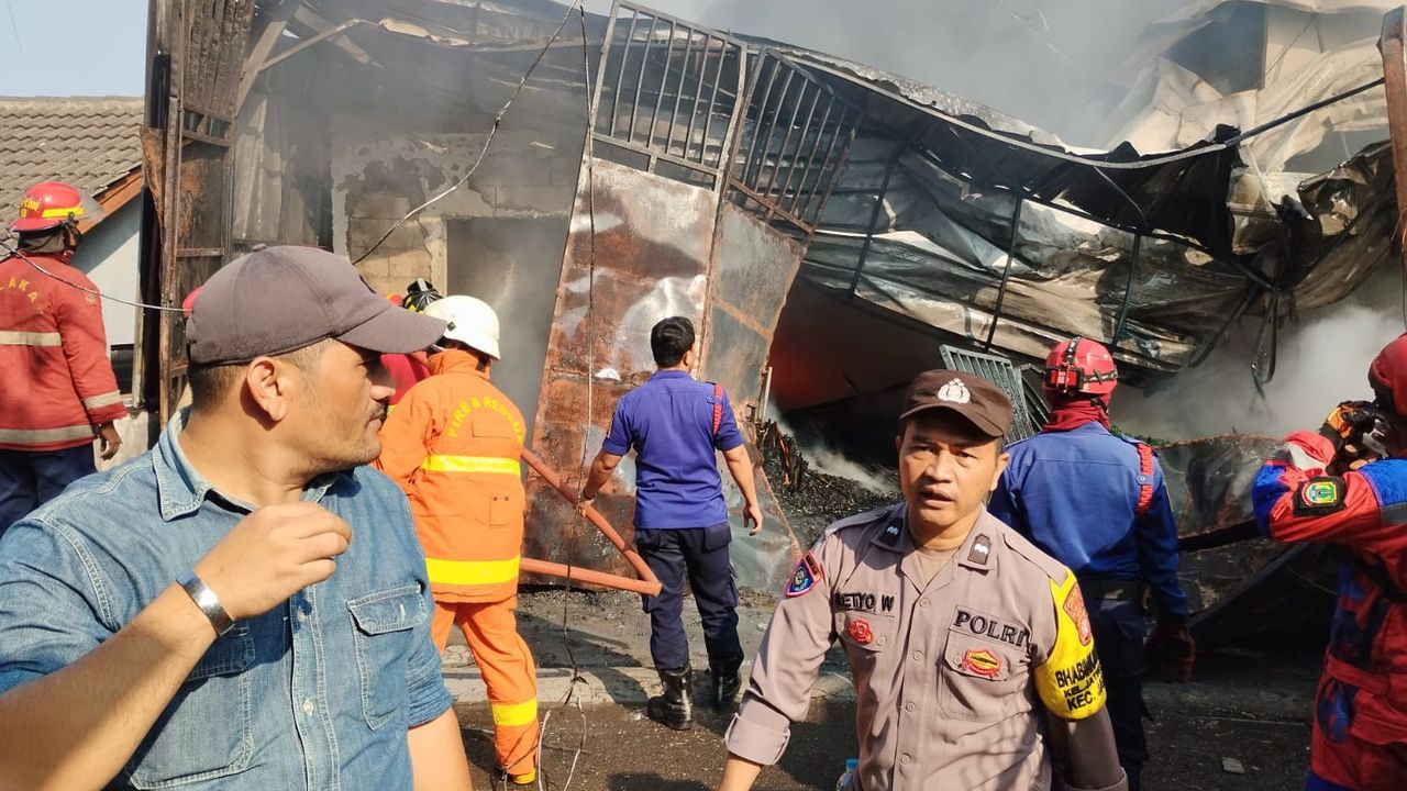 Gudang Perabotan di Bekasi Terbakar, 5 Orang Satu Keluarga Tewas karena Terjebak