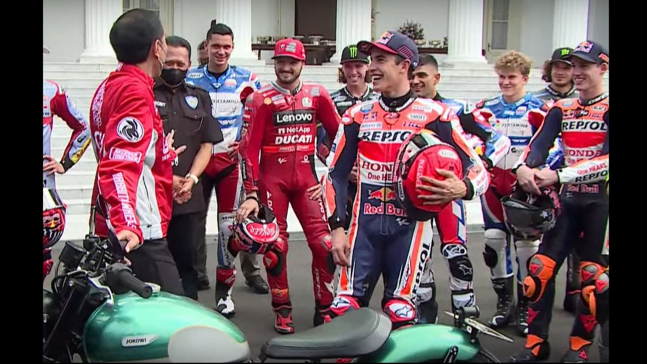 Aksi Jokowi Pamer Motor Custom Miliknya ke Pembalap MotoGP di Istana, Marc Marquez Cs Cengar-cengir