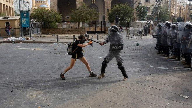 Bentrok di Jalanan Beirut, Demonstran Lempari Polisi dengan Batu