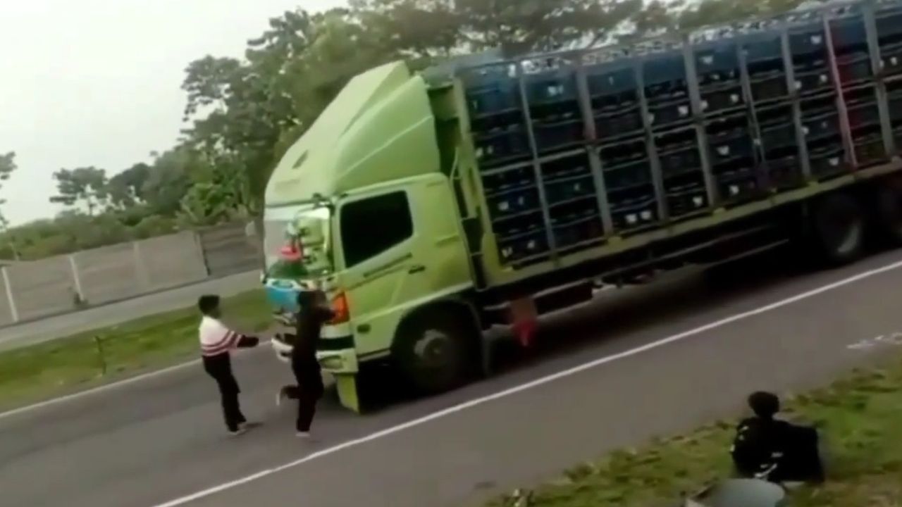 Viral Lagi, Bocah Nekat Hadang Truk di Tengah Jalan, Kali Ini di Tol Tangerang-Merak