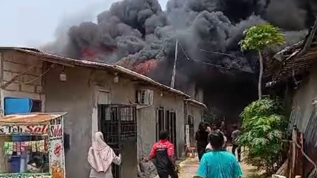 Asap Membumbung Tinggi dari Kebakaran Lapak di Kalideres Jakbar, 100 Personel Damkar Diterjunkan