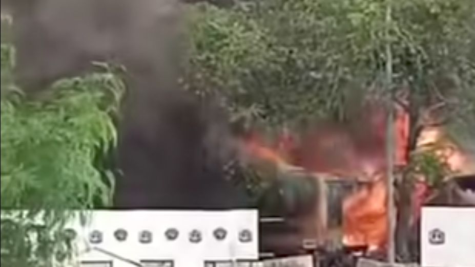 Bangkai Bus TransJakarta di Eks Terminal Rawa Buaya Jakbar Terbakar Hebat