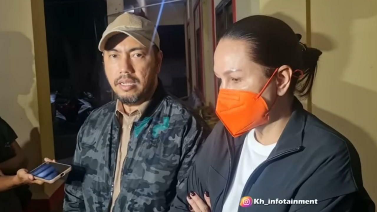 Fitri Salhuteru dan Sunan Kalijaga (Foto: YouTube/KH Infotainment)