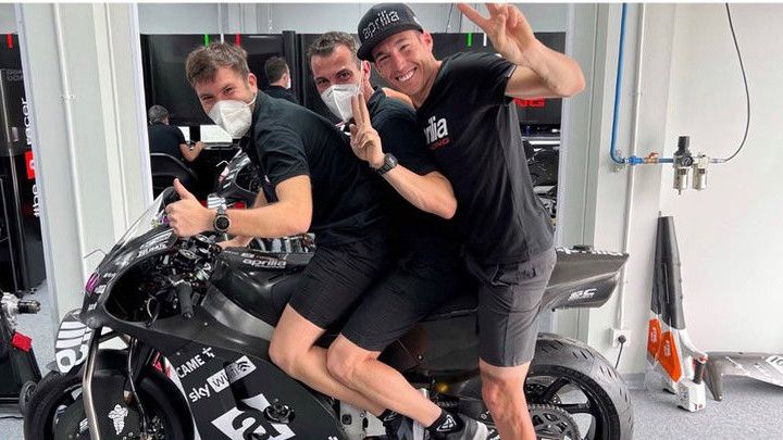 Viral Aleix Espargaro Berbonceng Tiga di Mandalika: The power of Emak-Emak MotoGP style!