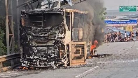 Detik-Detik Bus Hangus Terbakar di Tol Cikampek, Sopir Sempat Curiga Ada Masalah
