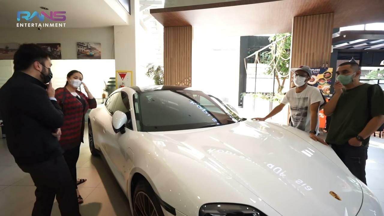 Nagita belikan mobil mewah untuk Raffi (Foto: YouTube/RANS ENTERTAINMENT)