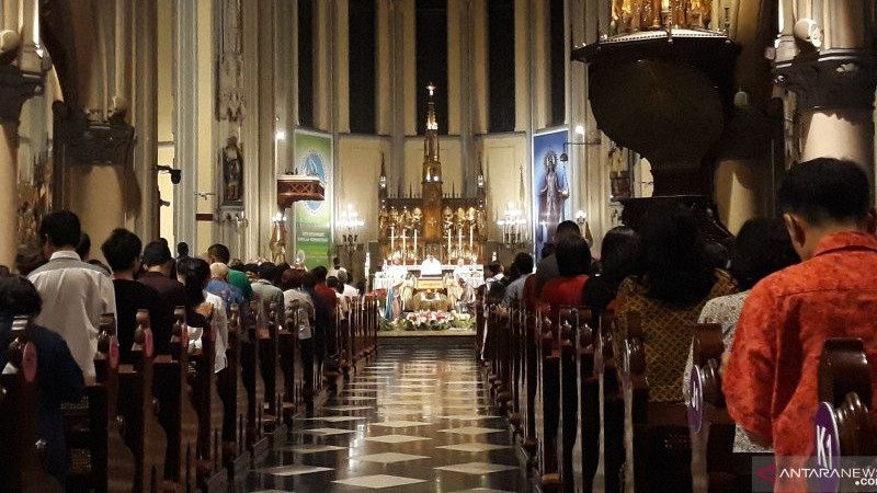 Situasi Terkini Misa Natal Gereja Katedral Jakarta: Berjalan Lancar, Umat Beribadah dengan Khusyuk