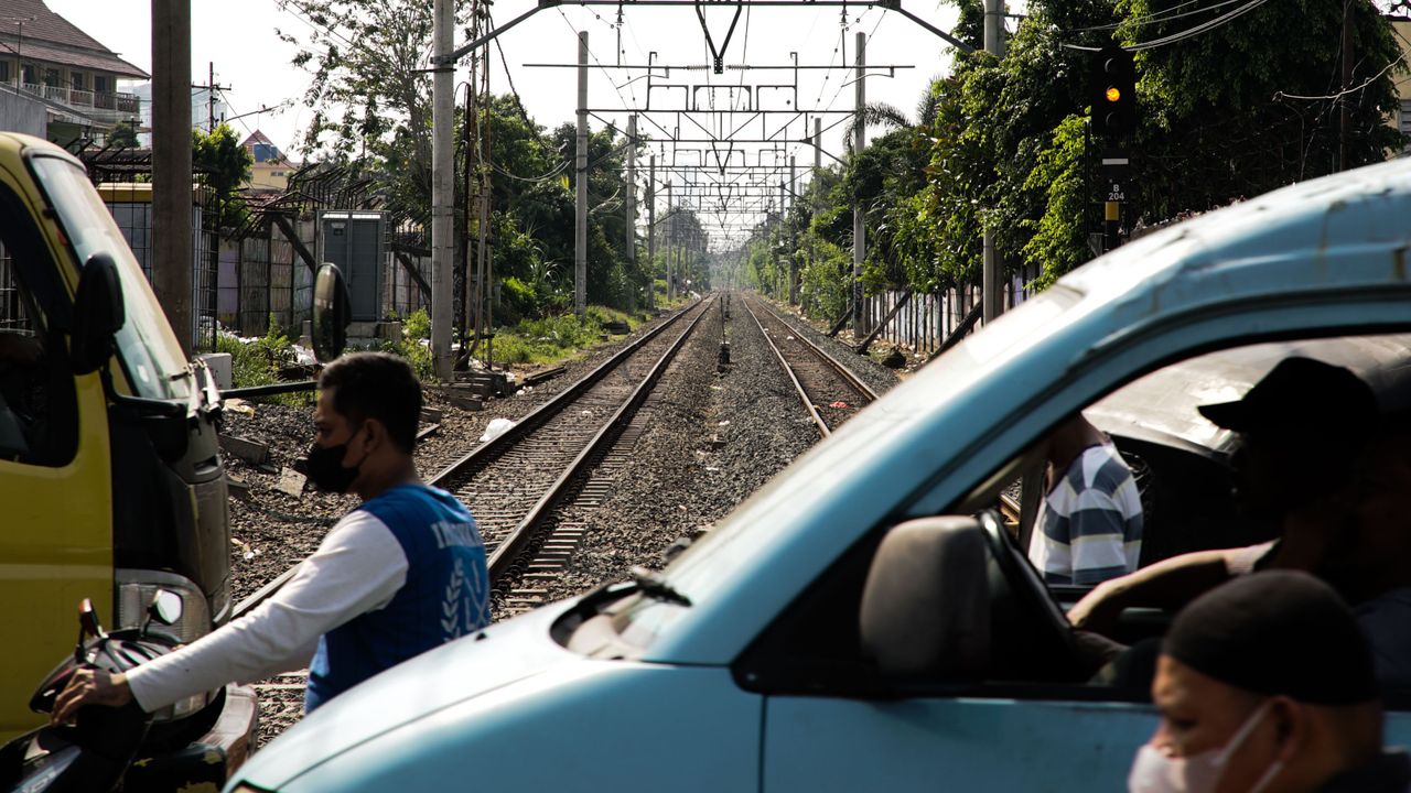 Diduga Nekat Menyeberang, Pemotor di Sukabumi Tewas Tertabrak Kereta Api Diesel