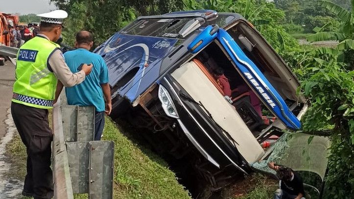 Bus Kecelakaan Tunggal di Tol Tangerang-Merak, 8 Orang Terluka