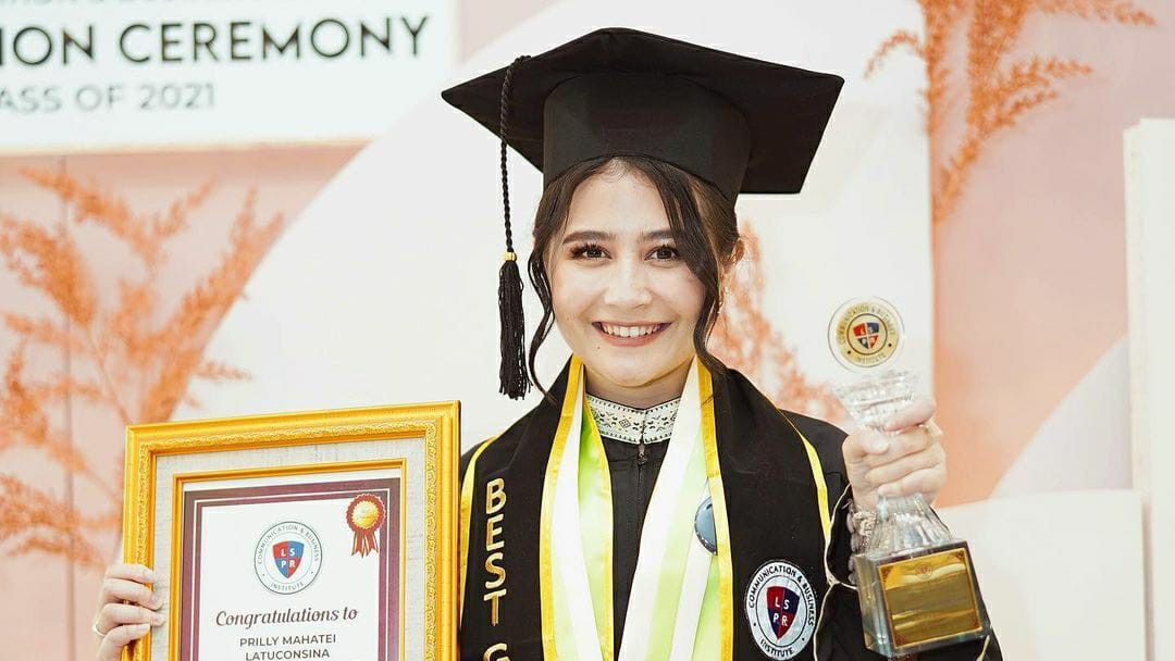 Susah Payah Berjuang Kuliah, Prilly Latuconsina Raih Gelar Sarjana sebagai Lulusan Terbaik
