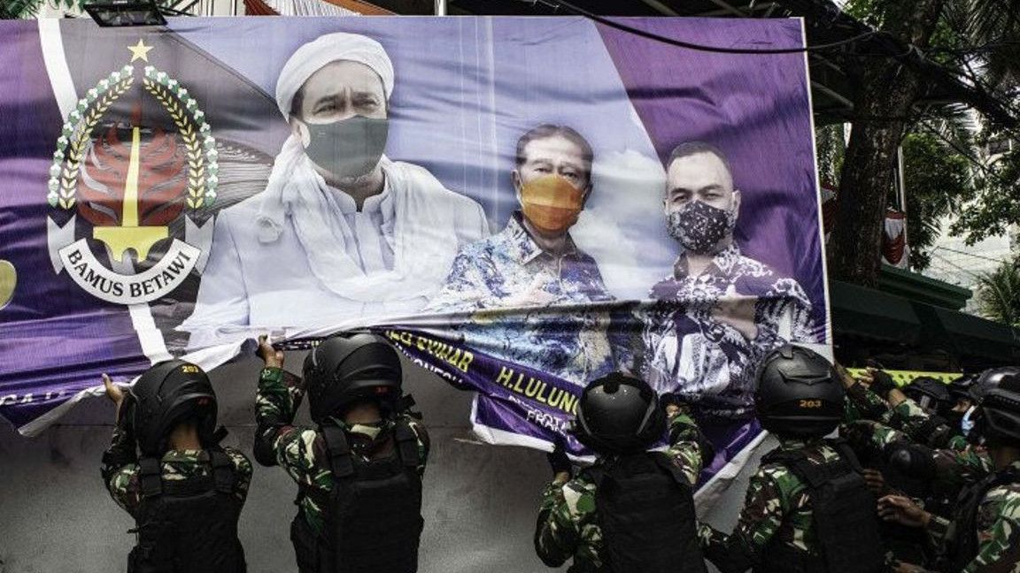 Bukan Cuma Baliho RIzieq Shihab, 500 Personel Gabungan Diterjunkan Turunkan Baliho 'Liar' di Ibu Kota