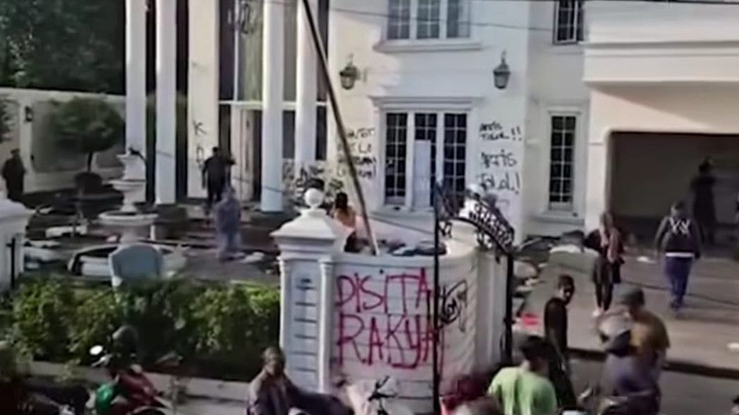 Berhasil Robokan Pagar, Warga Lansung Jarah Rumah Uya Kuya di Duren Sawit Jaktim