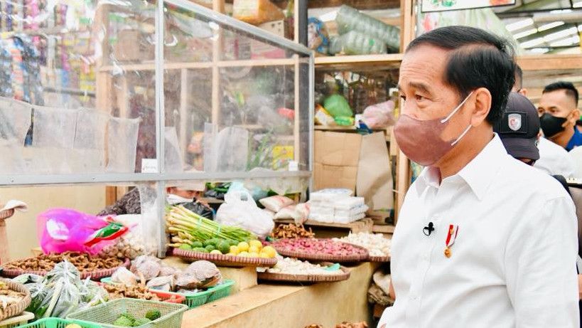 Sidak ke Pasar, Jokowi Cuma Temui 2 Liter Minyak Goreng Curah: Harganya Belum Mencapai yang Kita Inginkan di Rp14 Ribu