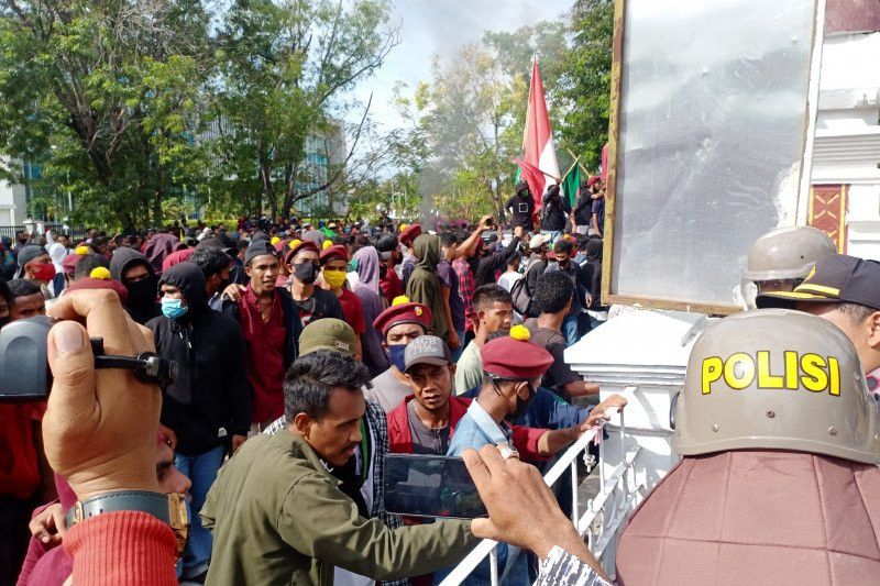 Amankan Demo di Kupang, 4 Polisi Terluka Ringan