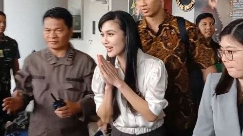 Tebar Senyuman dan Beri Tanda Saranghaeyo Saat Tiba di Kejagung, Pakar Ekspresi Ungkap Sandra Dewi Alami Tekanan