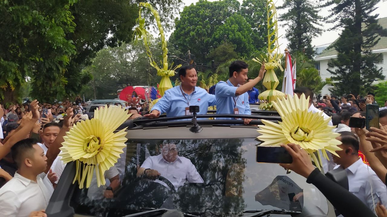 Prabowo dan Gibran Naik Maung dengan Janur Kuning Menuju Kantor KPU