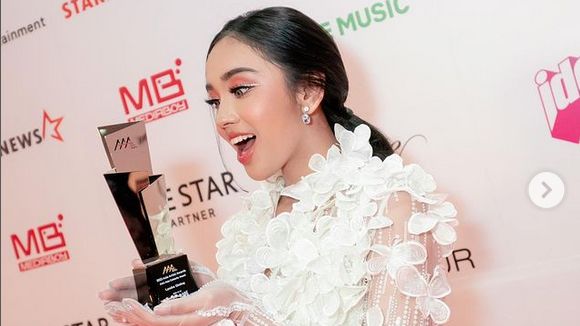 Bikin Bangga, Lyodra Ginting Raih Penghargaan Asia Celebrity Singer di Asia Artist Awards 2022