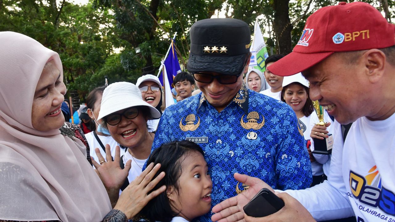 Momen Pj Gubernur Sulsel Zudan Tersenyum Dipeluk Murid Berkebutuhan Khusus di Makassar