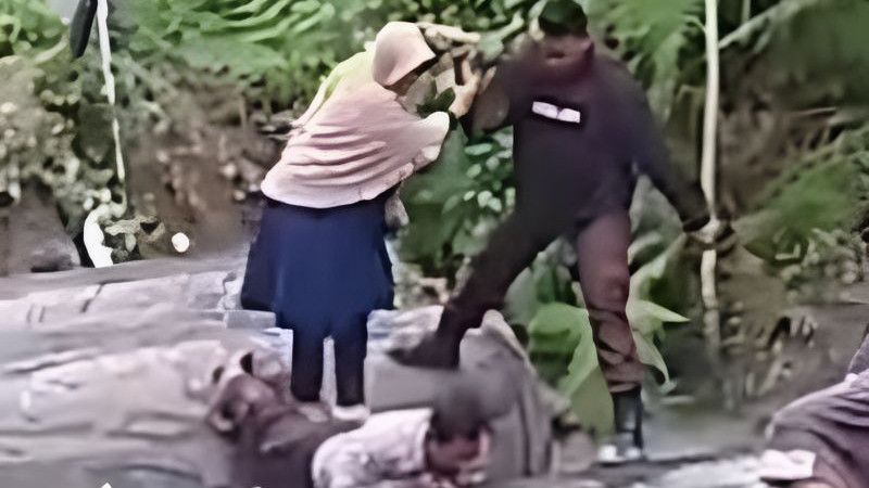 Polisi di Sumbawa Rela Diinjak Asal Ibu-Anak Bisa Seberangi Jembatan Putus