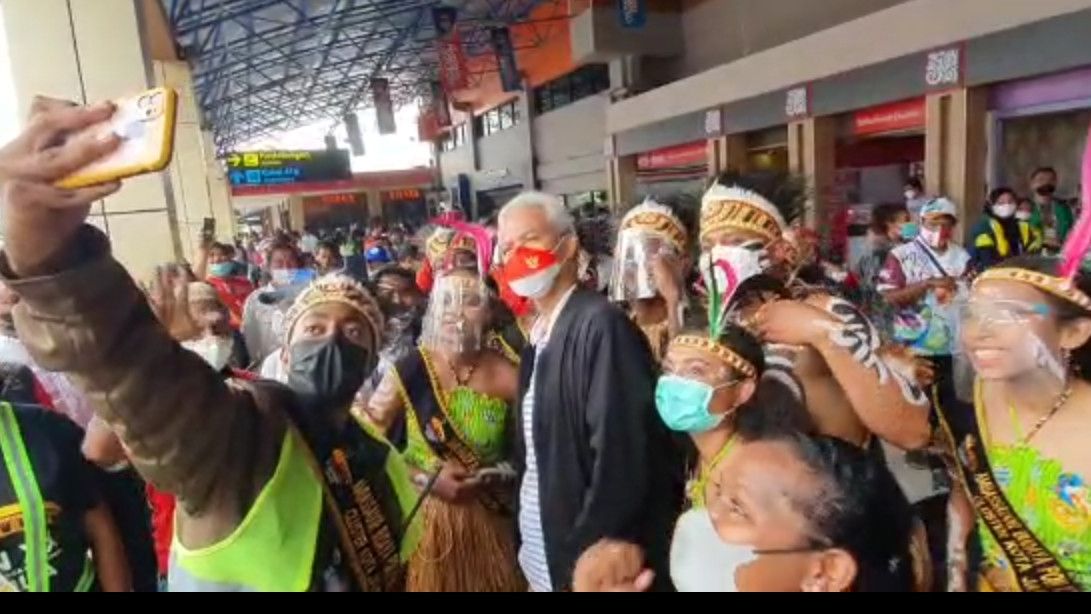 Tiba di Bandara Sentani Jayapura, Ganjar Dicegat Warga Papua, Kenapa?