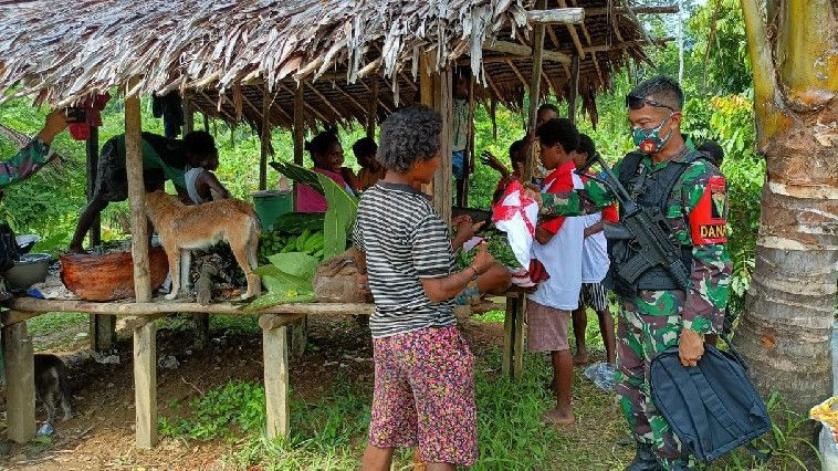 Aksi Satgas TNI Bagikan Baju Merah Putih di Perbatasan RI-Papua Nugini
