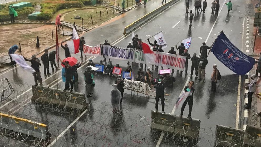Selap Selip Pedagang Mencari Untung Saat Demo Tolak UU Cipta Kerja