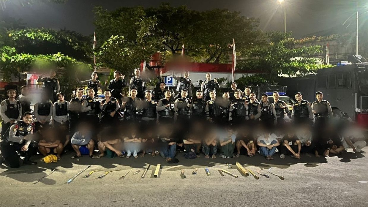 Polisi Tangkap 32 Remaja yang Hendak Tawuran di Jakbar, 6 Clurit-1 Pedang Diamankan
