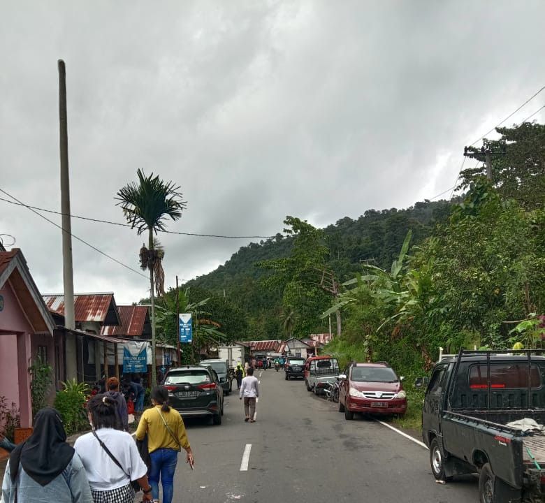 Puluhan Kendaraan Terjebak Longsor di Tinggimoncong Kabupaten Gowa Sulsel