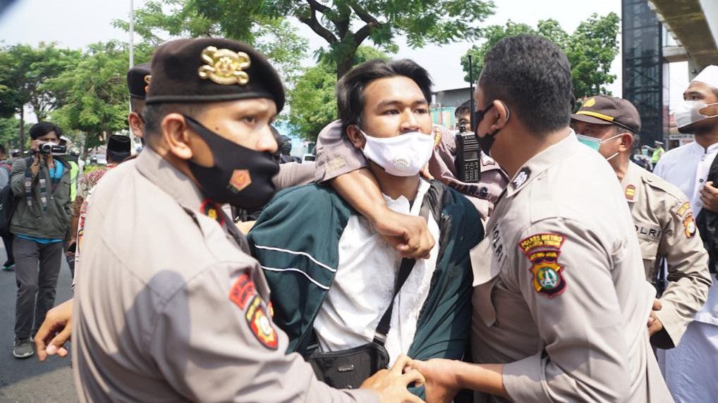 Aksi Polisi Bubarkan Massa Rizieq Shihab yang Berkerumun di Depan PN Jaktim