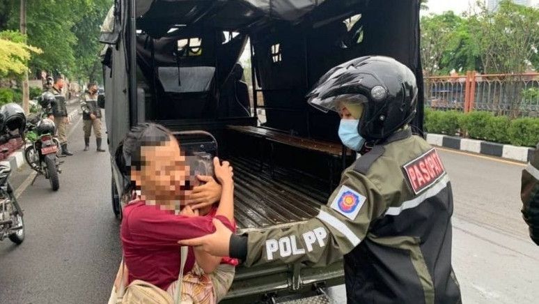 Mendadak Muncul Saat Idul Fitri, Beginilah Momen Satpol PP Surabaya Tertibkan  Pengemis dan Pengamen Musiman