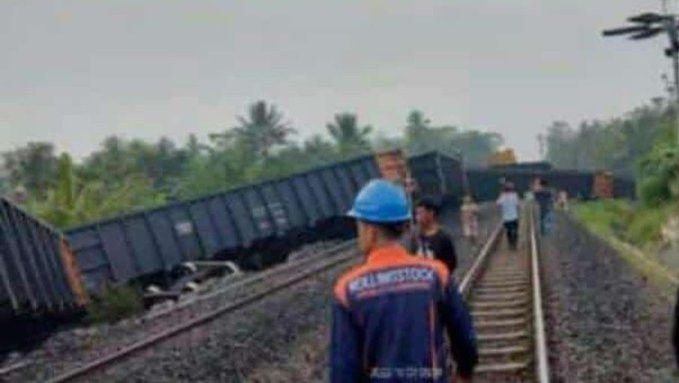 Kereta Api Batubara Adu Banteng di Lampung