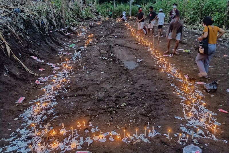 60 Jenazah Korban Tanah Longsor di Lama Nele Flores Dimakamkan Massal