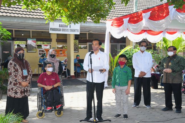 Tinjau Vaksinasi Pelajar SLB dan Abdi Dalem di Bantul, Jokowi Akui Siapkan Transisi dari Pandemi ke Endemi