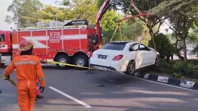 Diduga Mengantuk, Mobil Mercedes Masuk ke Taman Pelangi Surabaya Pengemudi Hilang