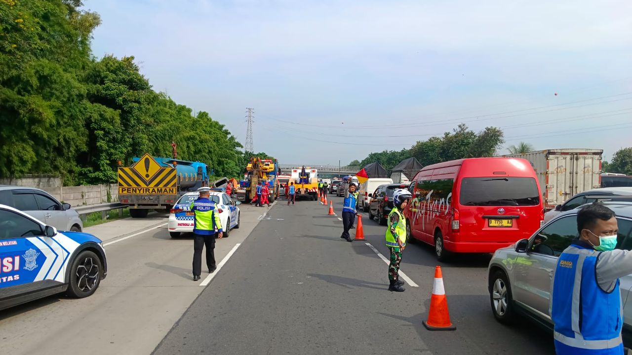 Kecelakaan Maut di KM 58 Tol Japek, 12 Kantong Mayat Dibawa ke RSUD Karawang