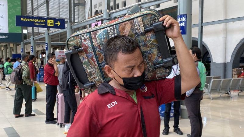 Ramai Pemudik di Stasiun Jakarta, Porter: Alhamdulillah, Rezeki untuk Cucu