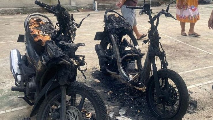 Motor yang Dibakar oleh Entah Siapa di RPTRA Kampung Baru Bikin Heboh Warga Jakbar