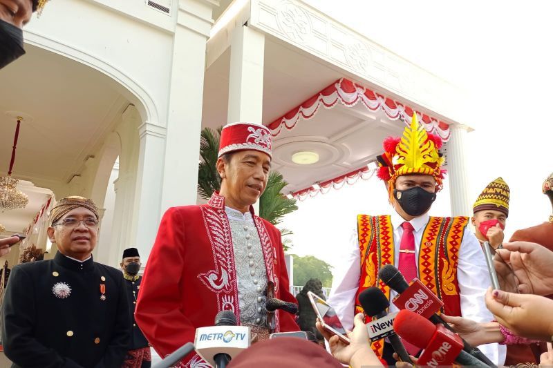Jokowi Kenakan Pakaian Adat Buton Saat Upacara Detik-Detik Proklamasi