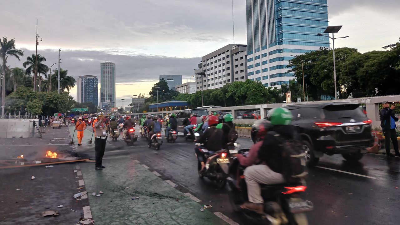 Demo di Depan Gedung DPR Bubar, Jalan Gatot Subroto Arah Pancoran ke Slipi Kembali Dibuka