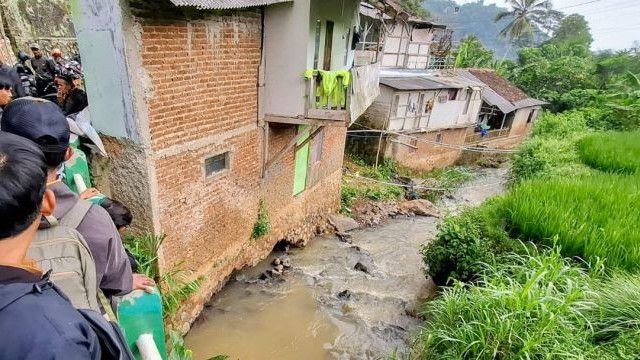 Perempuan di Bandung Hanyut Bersama Toiletnya yang Ambrol Digerus Air