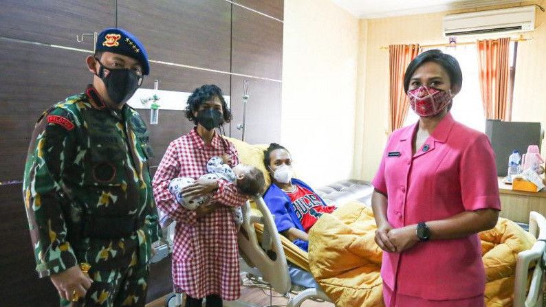 Aksi Kapolri Jenderal Listyo Sigit Prabowo Pakai Baju Loreng Jenguk Anak Buahnya yang Sakit, Peringati HUT Korps Brimob
