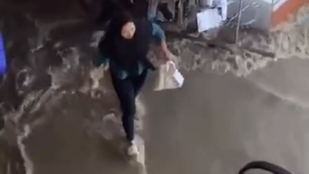 Banjir di Bekasi, Air sampai Menggenangi Mega Hypermall