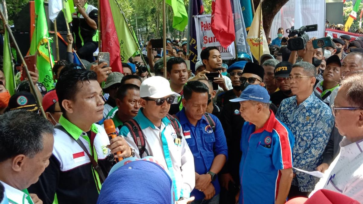 Ratusan Pekerja Unjuk Rasa ke DPRD Sumut, Tuntut UU Cipta Kerja Dicabut
