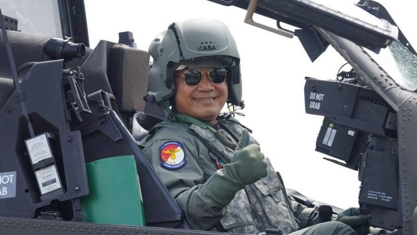 Aksi Jenderal Dudung Abdurachman Ukir Sejarah Jadi KSAD Pertama yang Terbangkan Helikopter Serang Apache