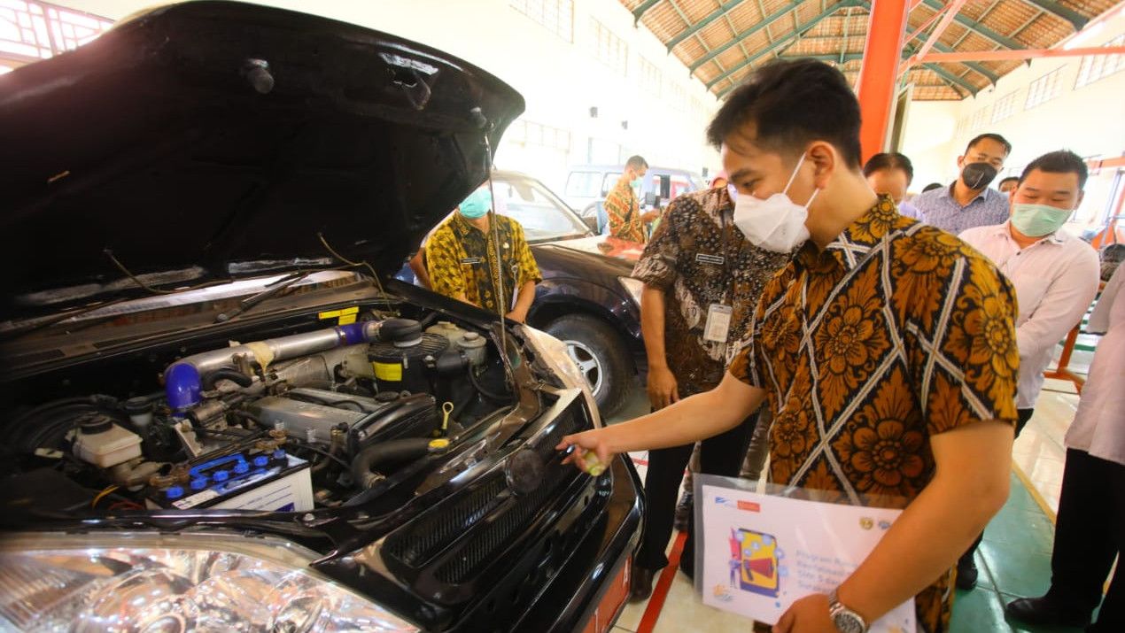 Momen Gibran Lihat Mobil Esemka, Kendaraan Dinas Jokowi Saat Jadi Wali Kota Solo