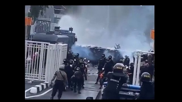 Ricuh Suporter PSIS di Luar Stadion, Polisi Tembakkan Gas Air Mata