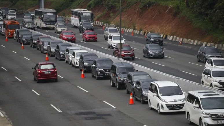 Volume Arus Balik Kendaraan Mulai Padat, Contaflow DIterapkan di Km 70-36 Tol Jakarta-Cikampek