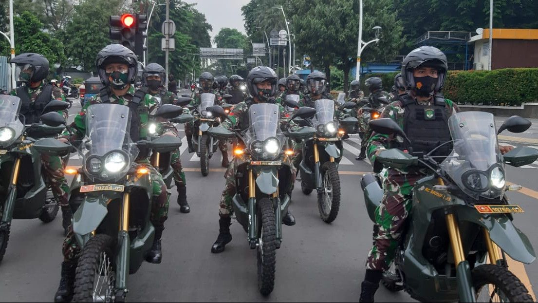 Amankan Aksi 1310, Denny Siregar: Kalau Tangan Besi Jokowi Sudah Keluar..